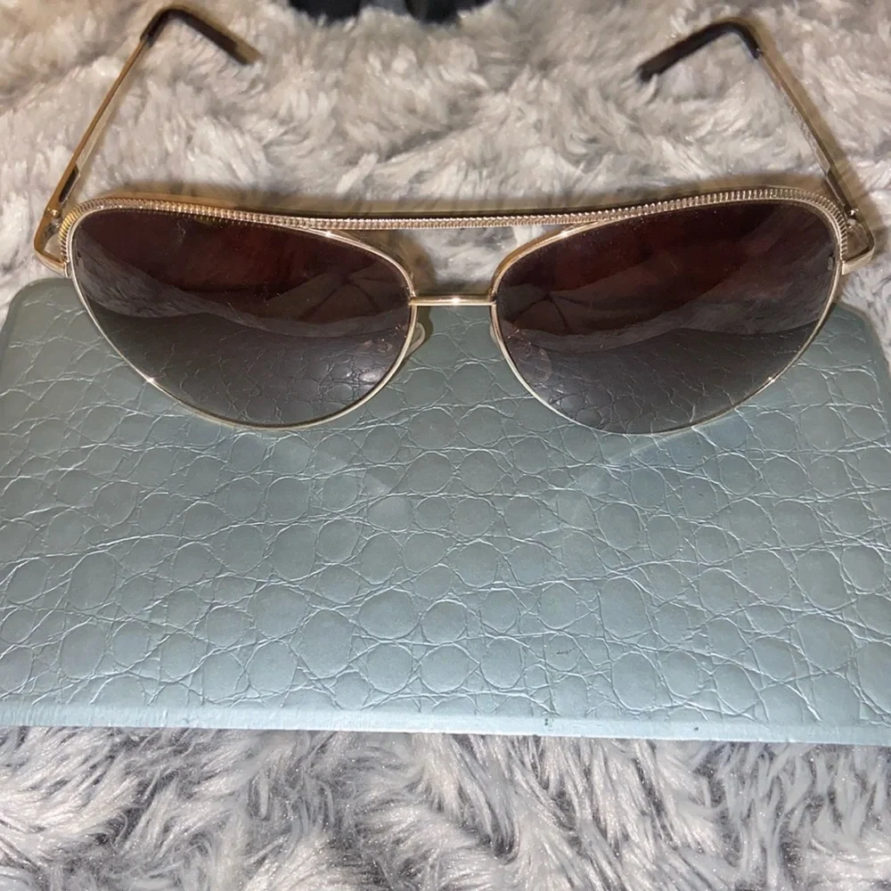 Gold rimmed sunglasses 🕶️